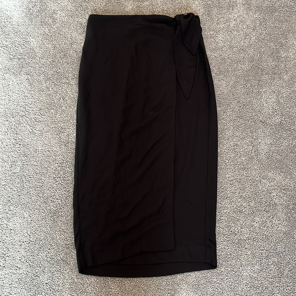 Elizabeth and James black midi length wrap skirt size medium